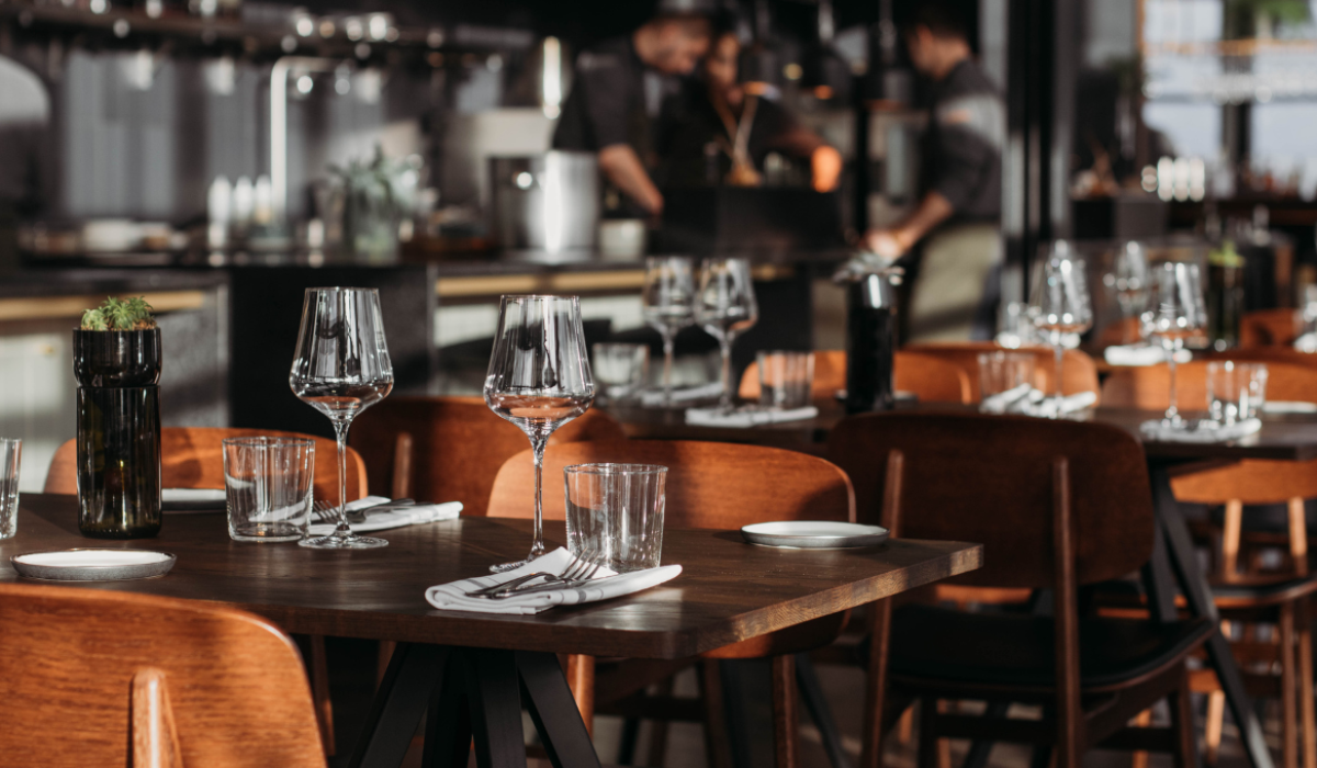 Mesas de cubiertos en un elegante restaurante
