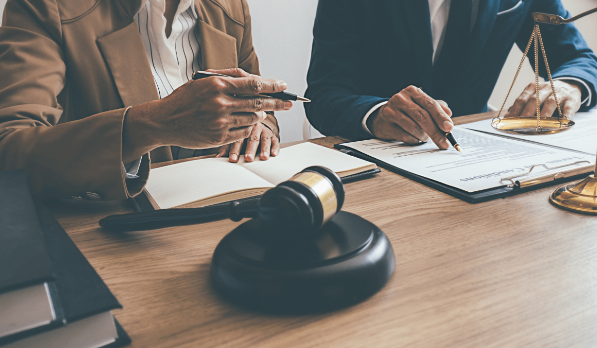 Un cliente y un abogado realizan trámites legales