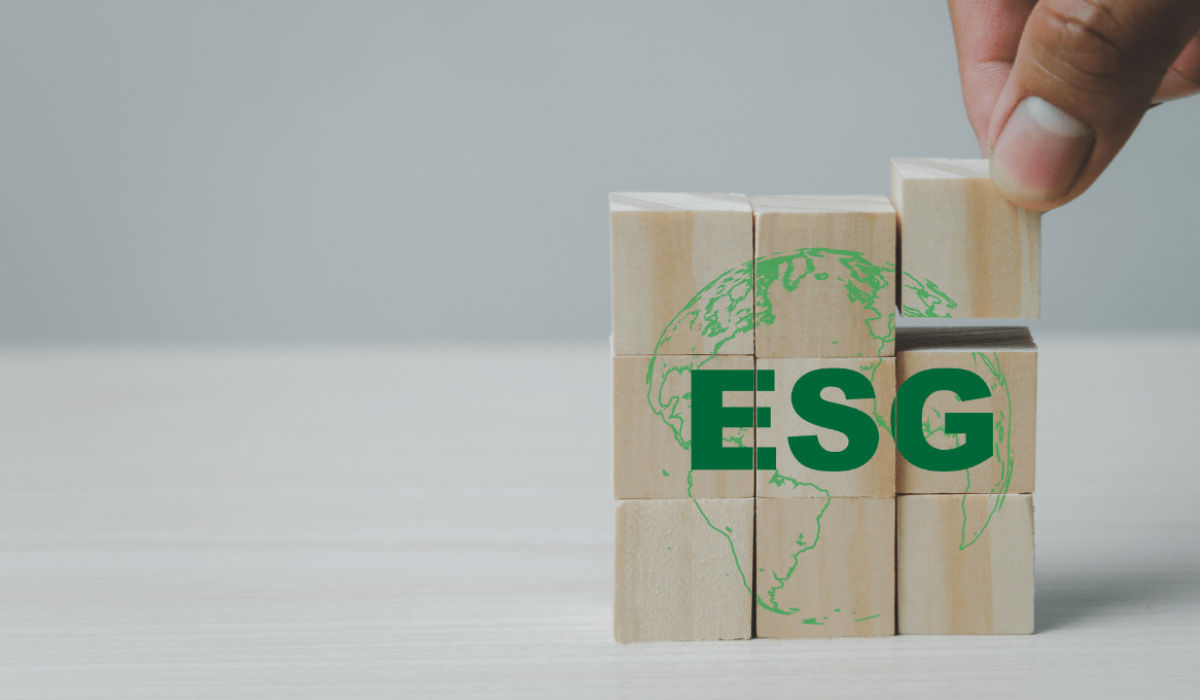 Varios bloques de madera muestran ESG y un contorno verde del mundo.