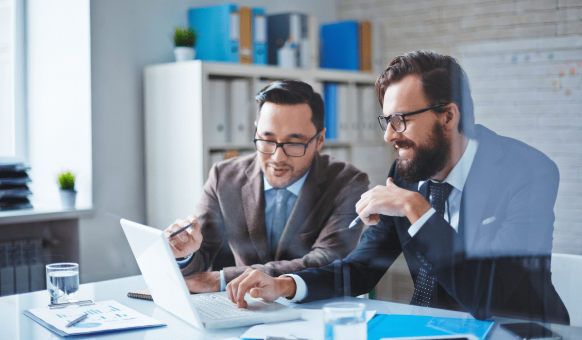 Dos agentes ven datos en una computadora portátil