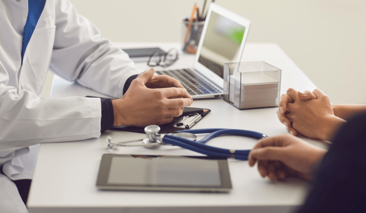 Un médico consulta con un paciente.