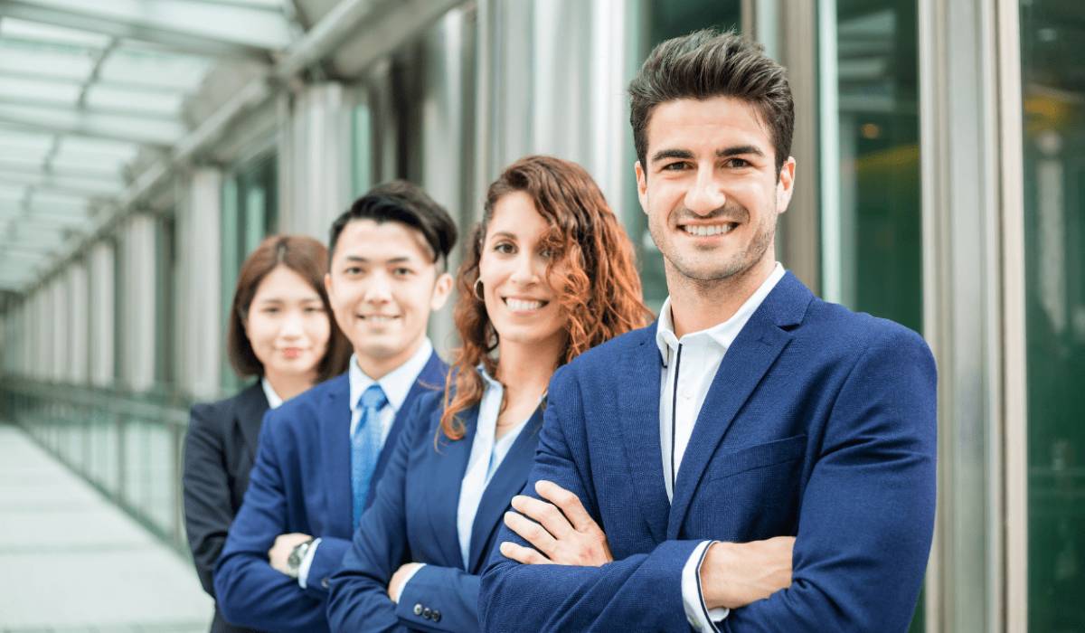 Un equipo de abogados sonríe a la cámara.