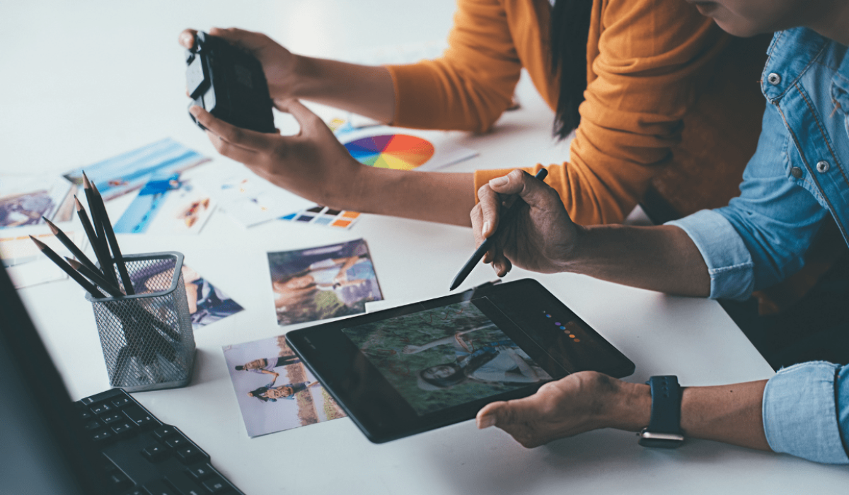 Un equipo de diseño edita fotografías después de una sesión.