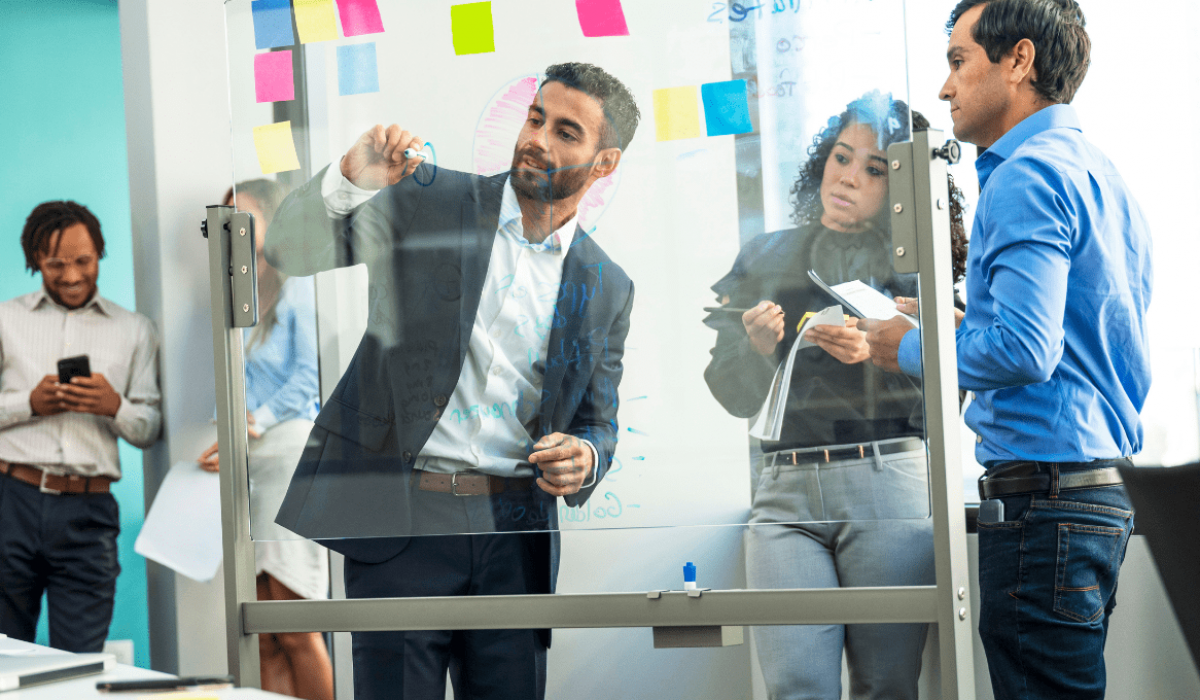 Ejercicio del grupo de empresa en una pizarra blanca.