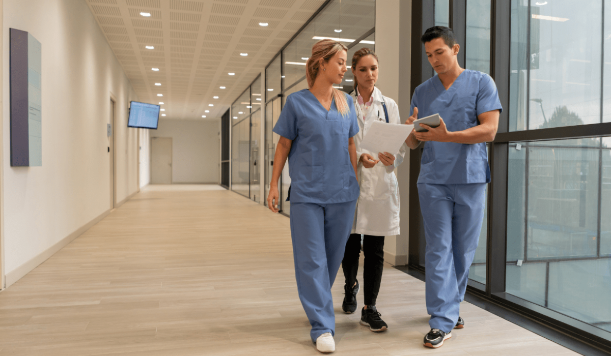 Un equipo médico camina por el pasillo de un hospital.