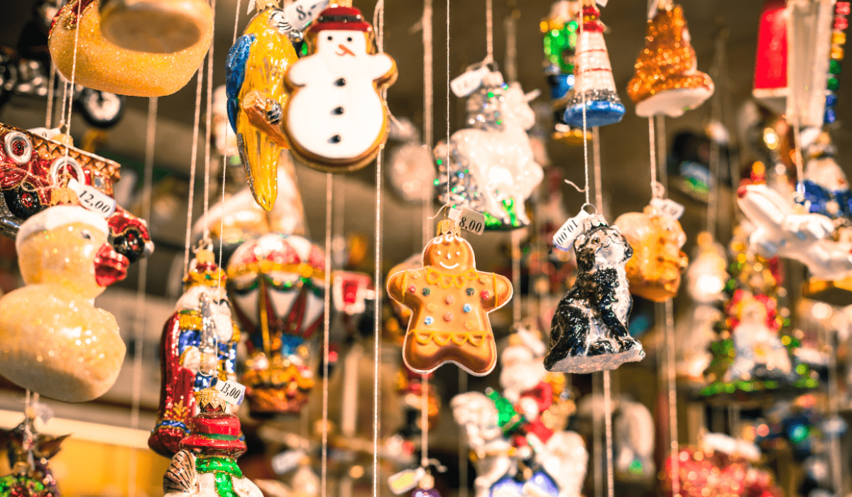 Una gran cantidad de adornos para árboles de Navidad exhibidos en una tienda