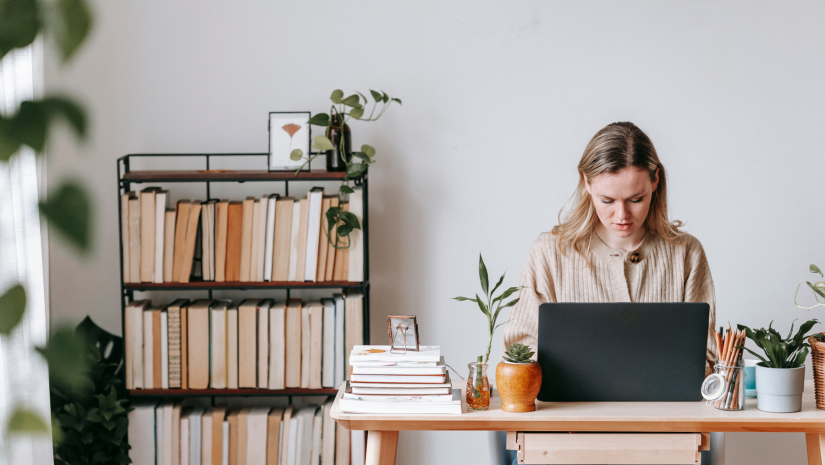 Autónomo asegurando su negocio de freelancer