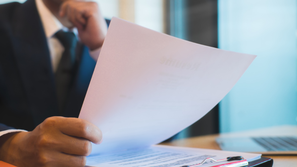 Persona analizando qué seguros le pueden descontar en su declaración de la renta en España 