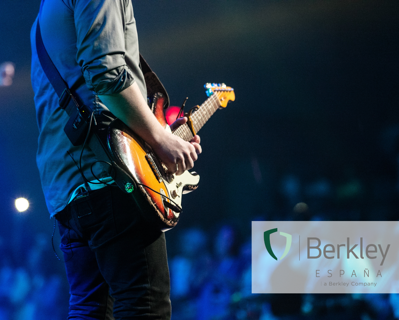 Músico tocando la guitarra en un concierto