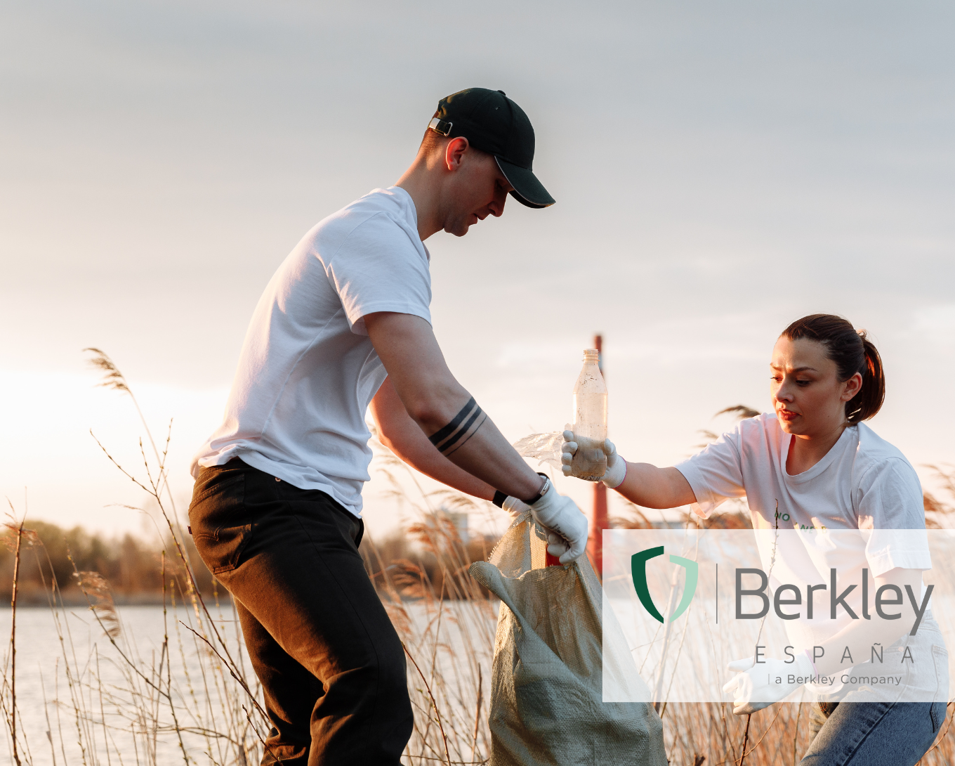 Voluntarios recogiendo plásticos