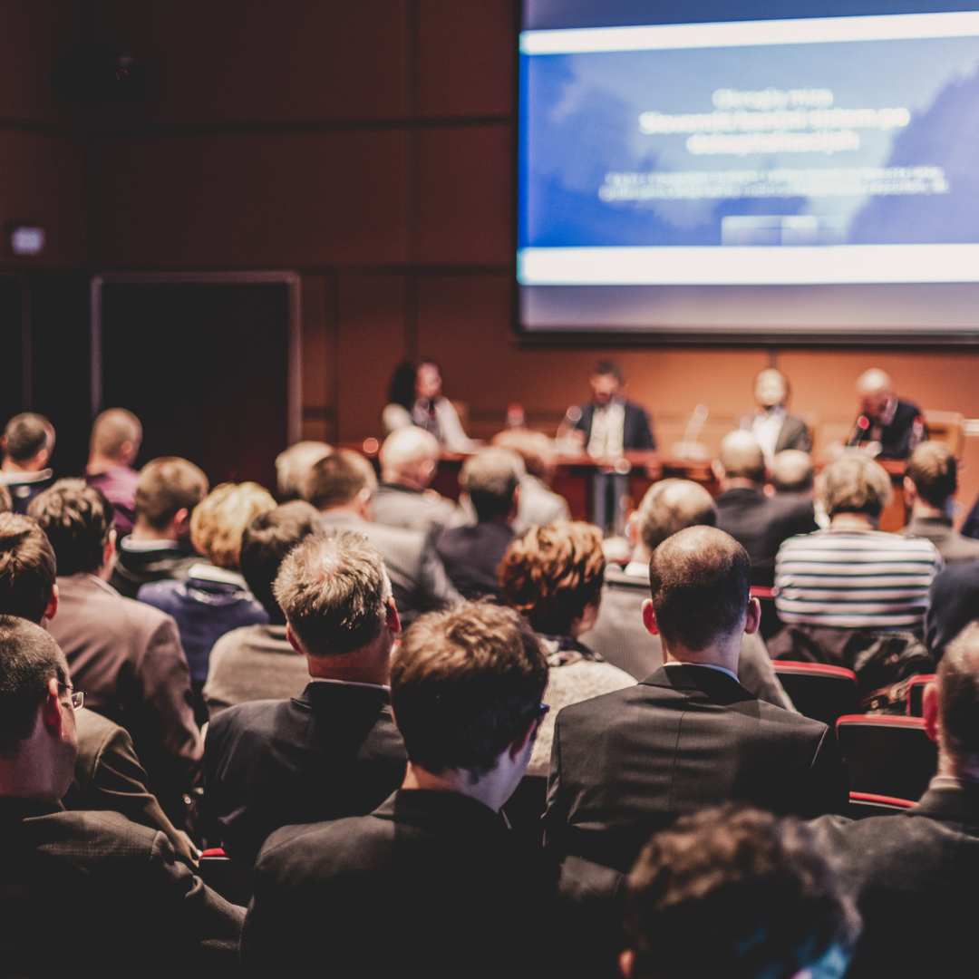 Multitud atendiendo en un congreso