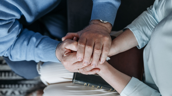 Dos personas consolándose tras un fallecimiento