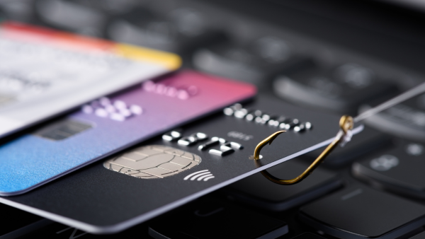 Tarjetas de crédito a punto de usarse en una compra online expuestas a fraude financiero