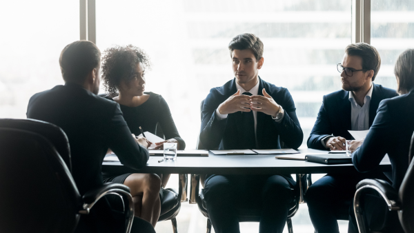 Mesa de directivos dialogando 