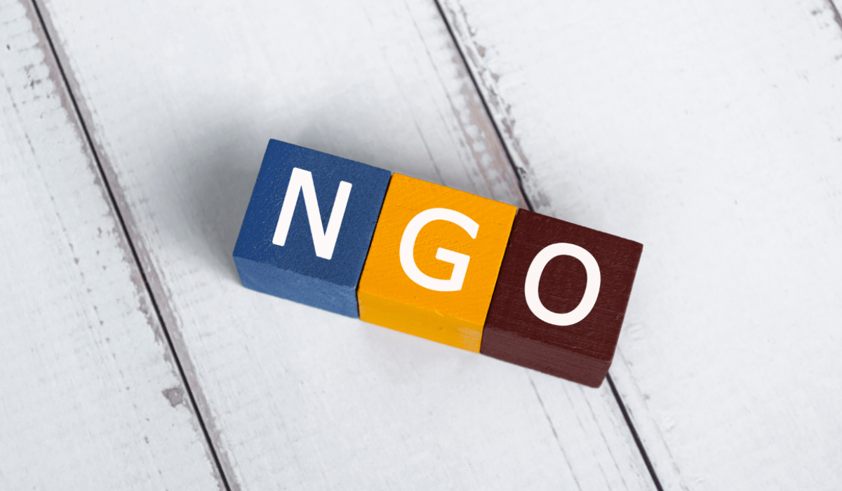 Tres bloques de madera con las siglas de ONG