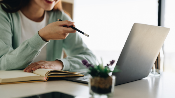 Una chica haciendo un curso de formación online durante sus vacaciones