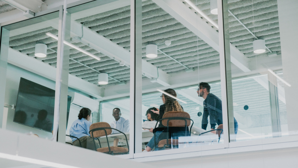 Empleados de una empresa trabajando en cómo mejorar la reputación de su corporación