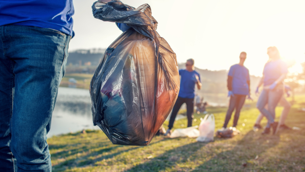 Grupo de voluntarios recogiendo basura en un lago 
