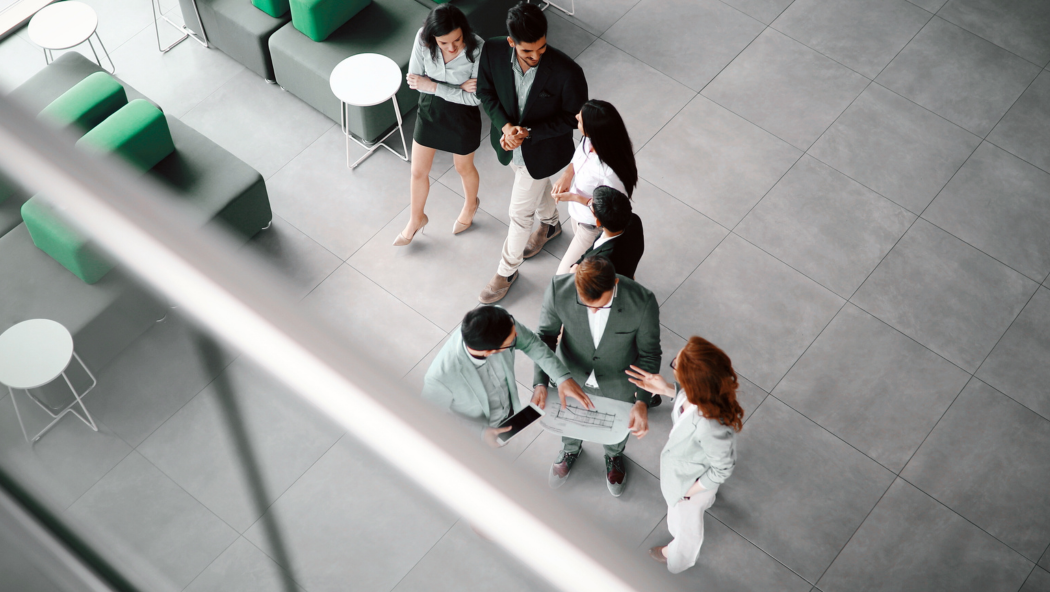 dga Grupo de personas compartiendo su experiencia con la formación online de seguros especializados