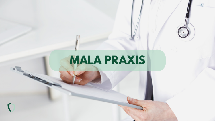 Medico anotando en un documento los datos de una mala praxis con un paciente