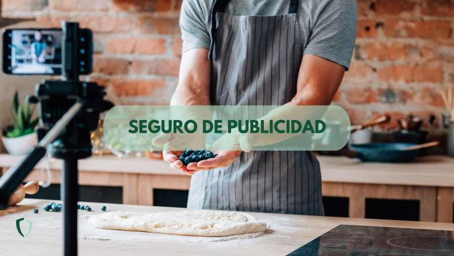Influencer grabando un vídeo de cocina publicitario