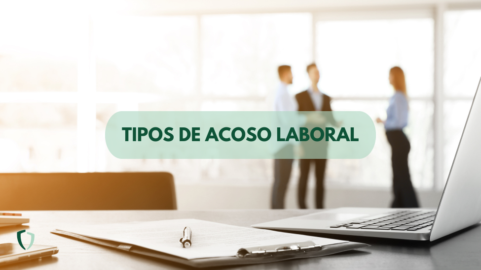 Tres empleados al fondo de la oficina tratando el tema del acoso laboral