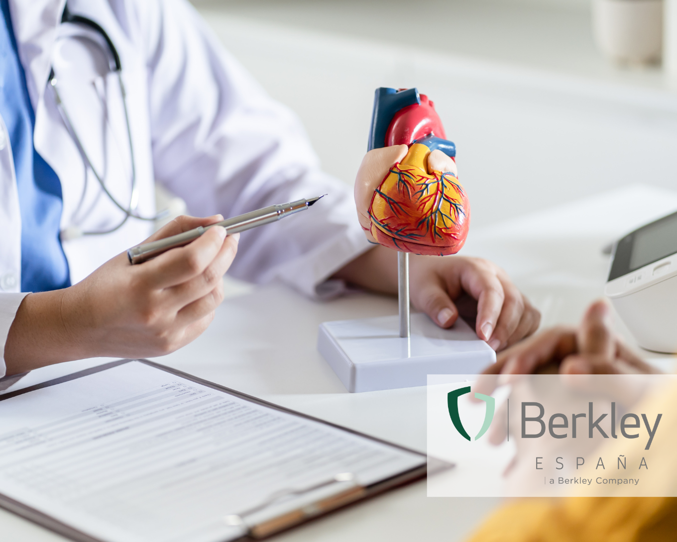 En una consulta de cardiología un cardiólogo atendiendo a un paciente 