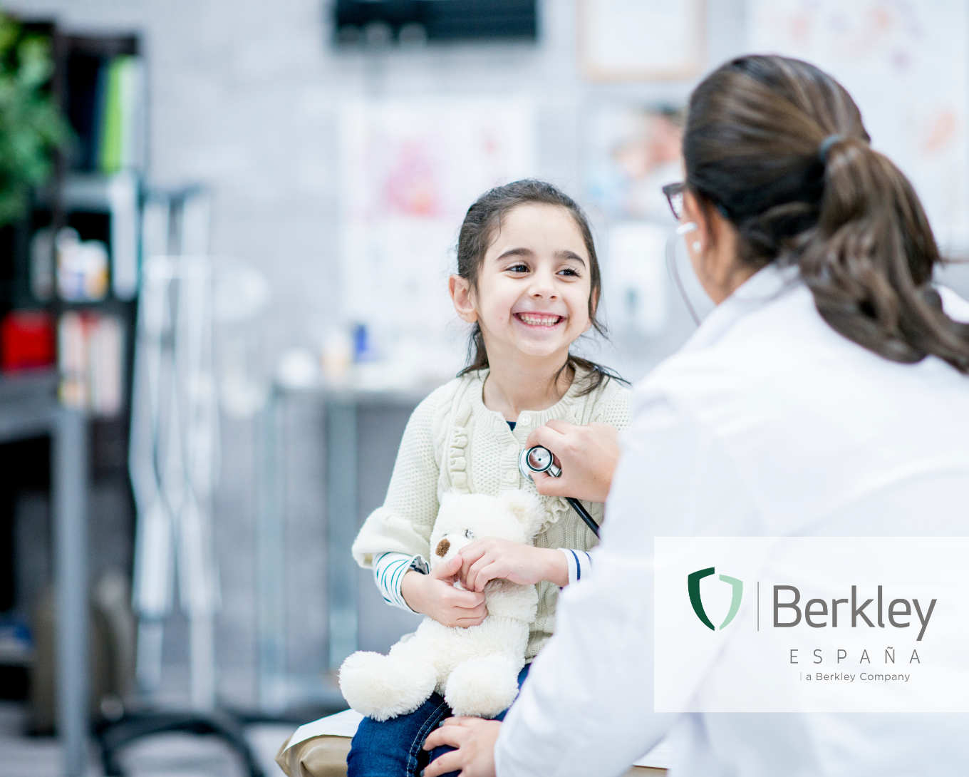 Pediatra atendiendo a una niña en su clínica