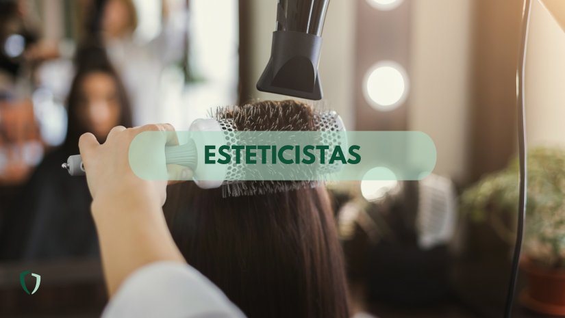 Profesional esteticista trabajando en su peluquería