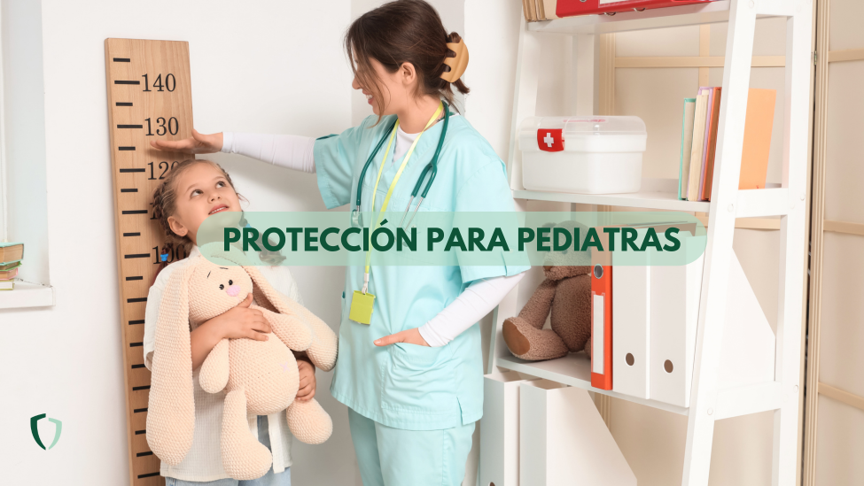 Una pediatra atendiendo a una niña en su clínica