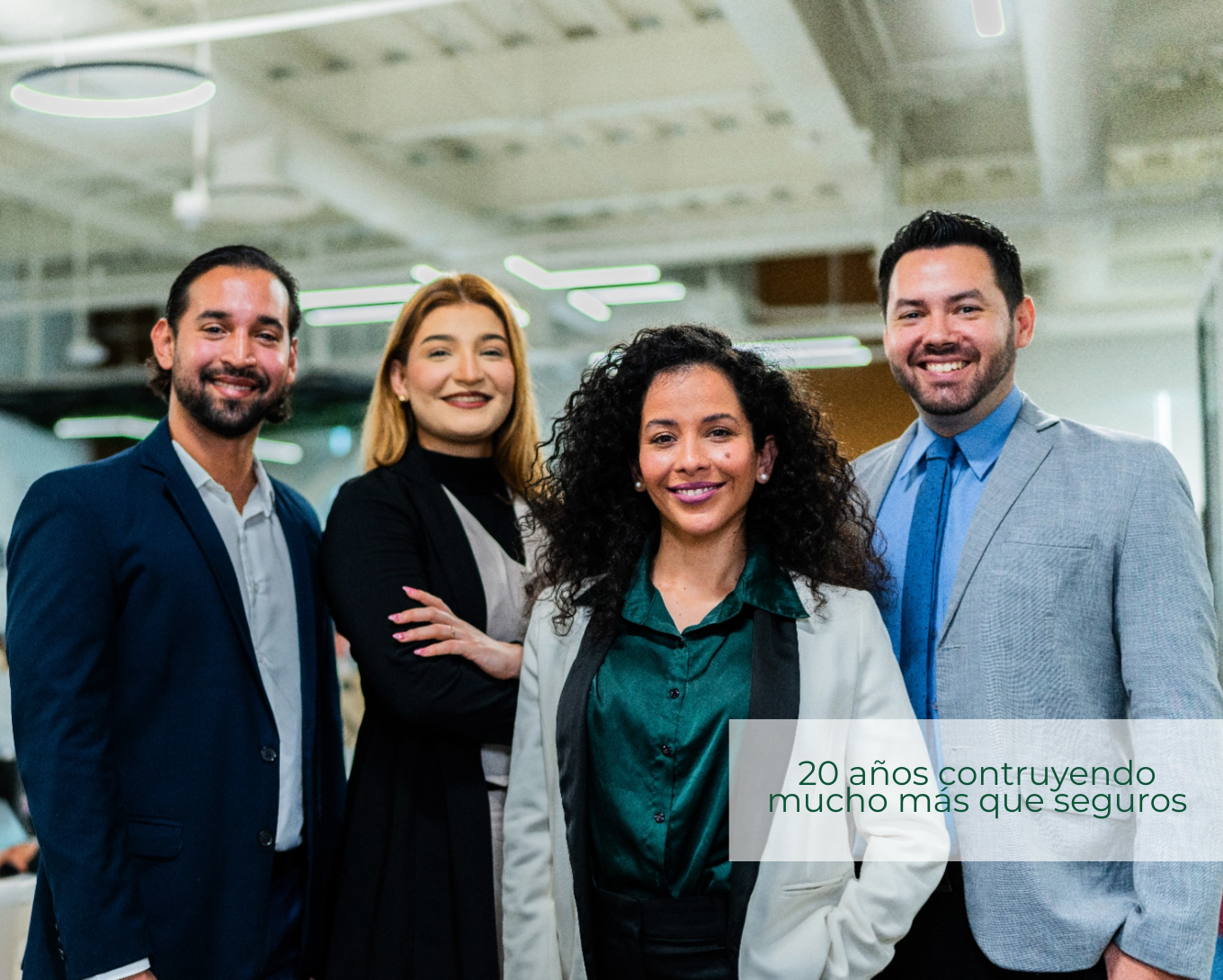 Un grupo de agentes entusiasmados por trabajar con los clientes.
