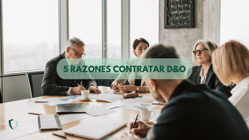 Mesa con 5 directivos y administrativos tomando decisiones