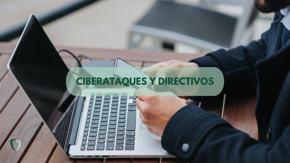 Directivos respondiendo emails y llamadas en un portatil