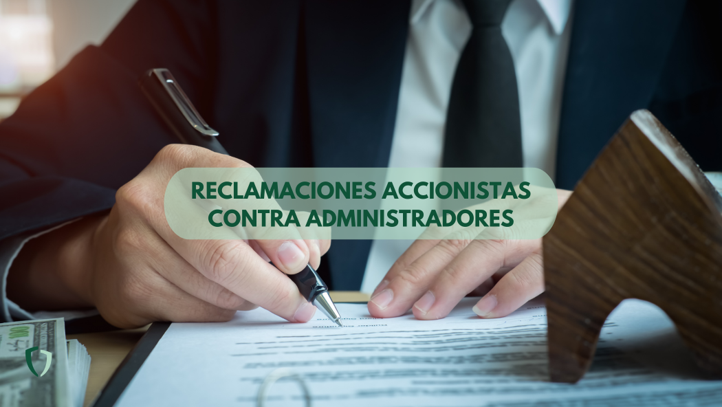 Administrador en traje firmando una reclamacion