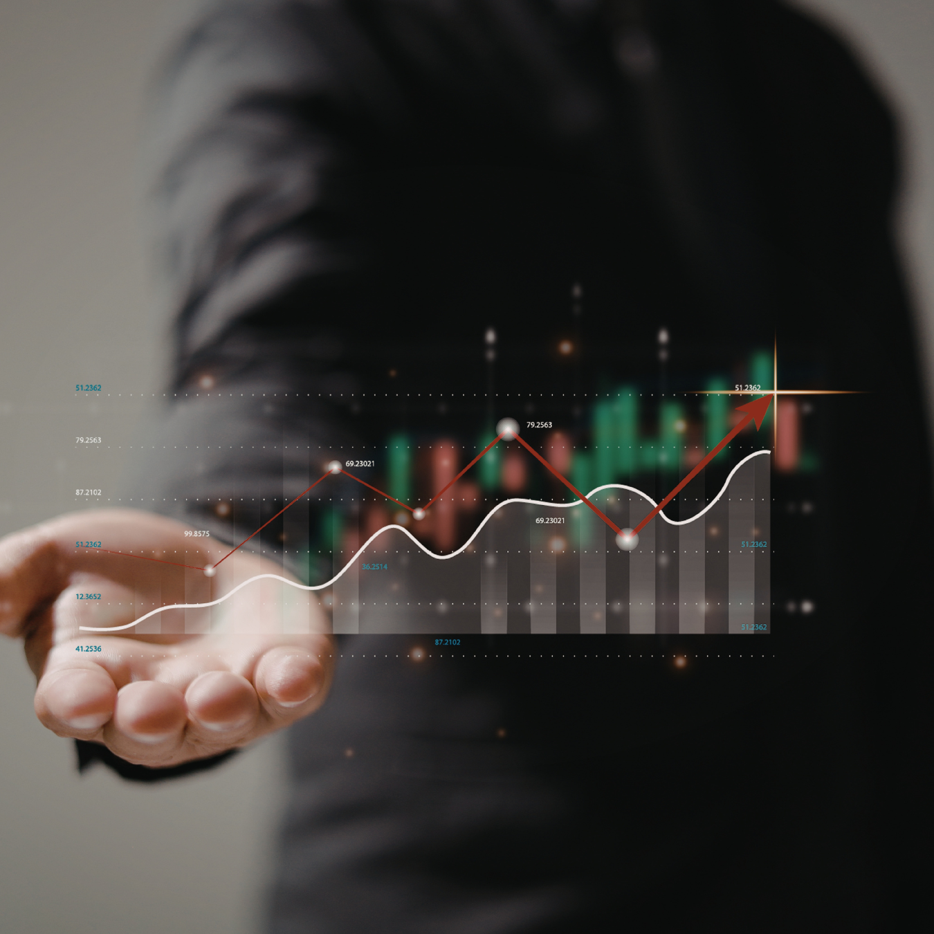 Analista de riesgo financiero con un gráfico en la mano