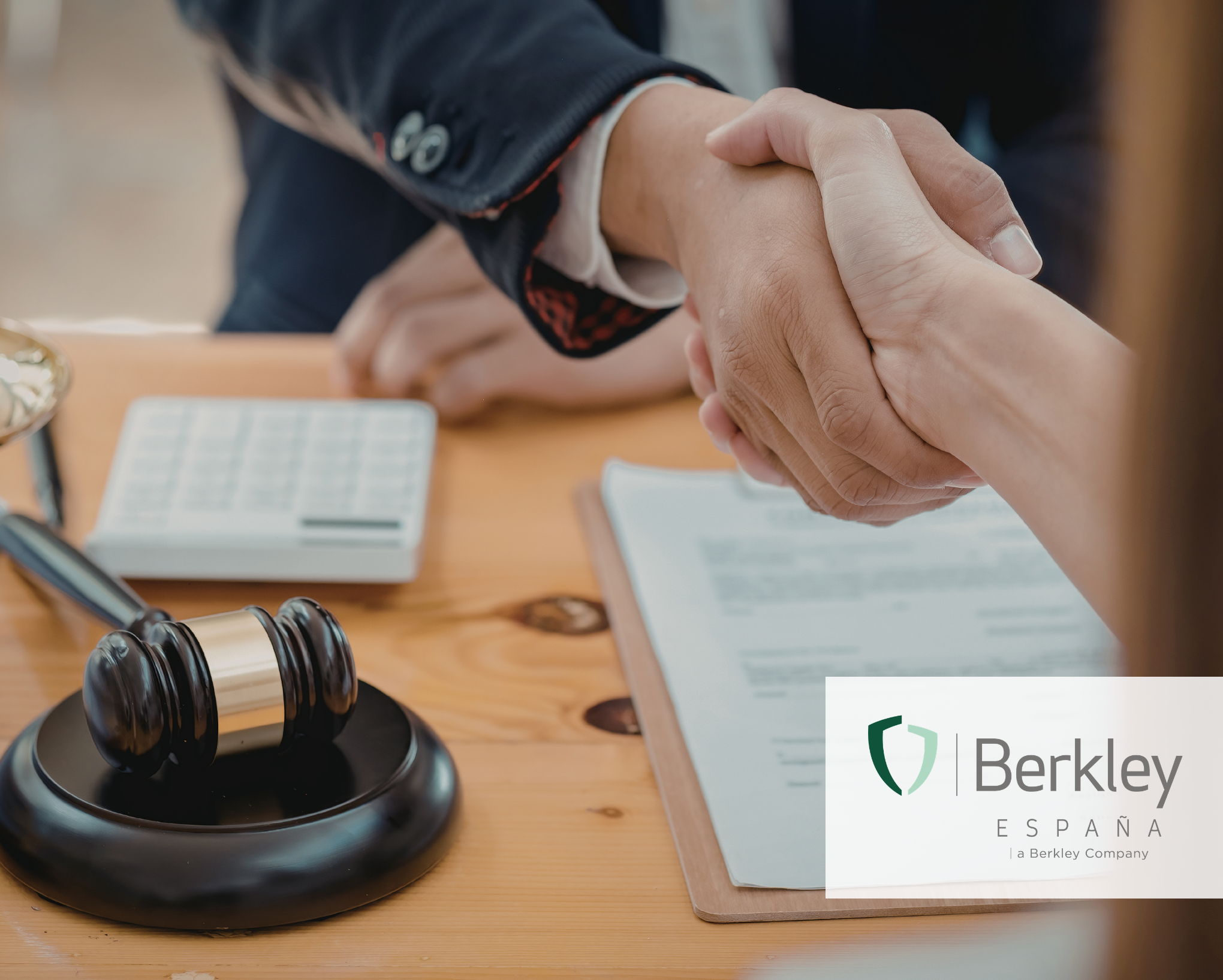 Asesor legal y financiero atendiendo los riesgos de una empresa