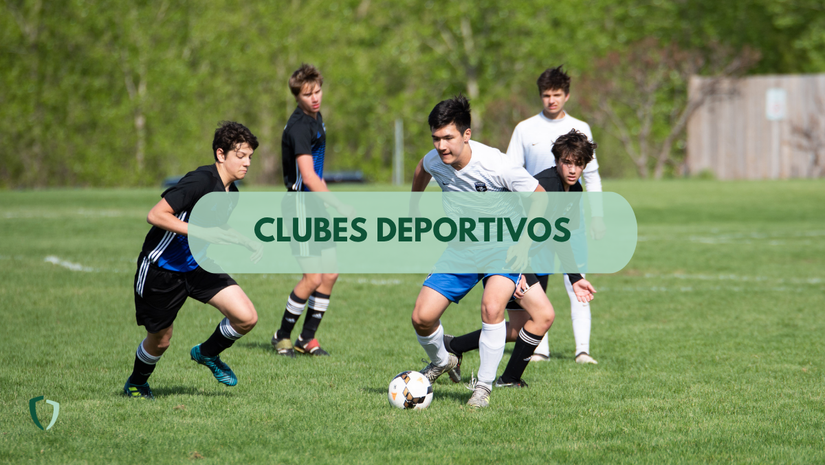 Jóvenes jugando al fútbol en un club deportivos