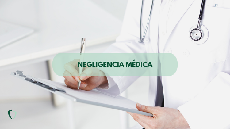 Negligencia médica y complicación diferencias Médico sanitario escribiendo un expediente de un paciente