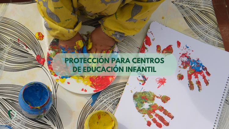 Protección para centros de educación infantil y guarderías Centro infantil realizando una actividadm con niños de colorear con las manos